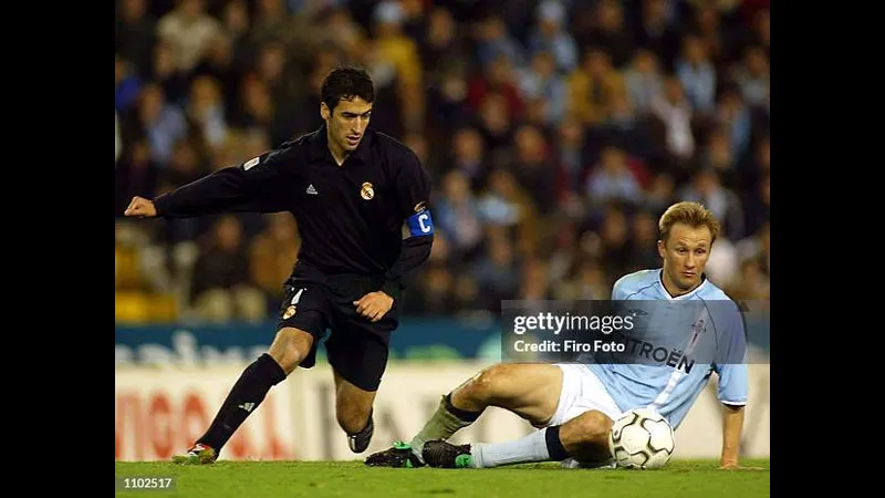 Cầu thủ của Real Madrid với nỗ lực vượt qua phòng ngự của Celta Vigo