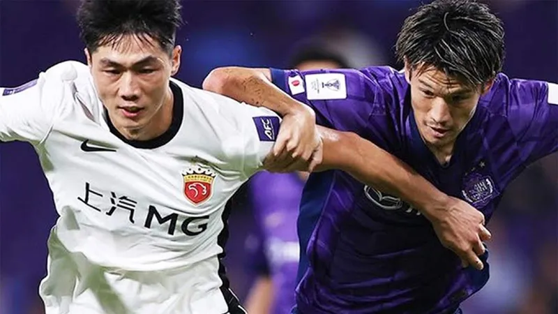 Cầu thủ Sanfrecce Hiroshima đang tạt bóng vào vị trí nguy hiểm trước khung thành của…